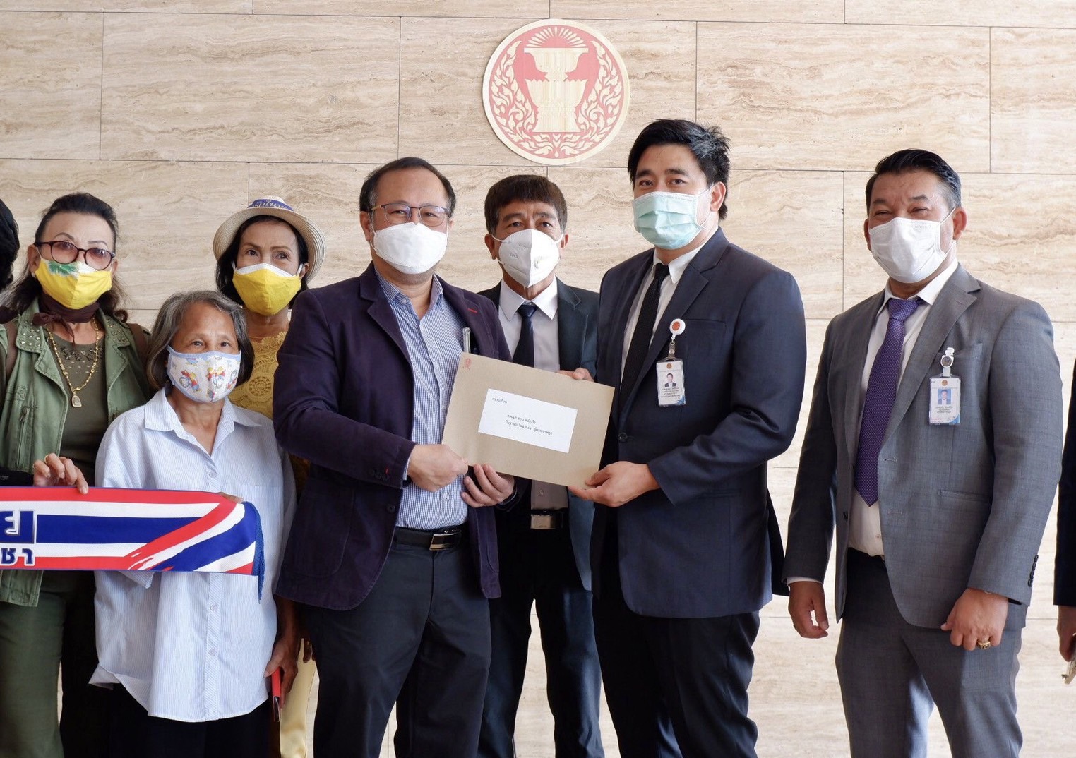 "หมอตุลย์" มาแล้ว! บุกร้อง "ชวน-พรเพชร" จี้ตั้งกมธ.สอบการขอพระราชทานอภัยโทษลดโทษผู้ต้องขังคดีโกง