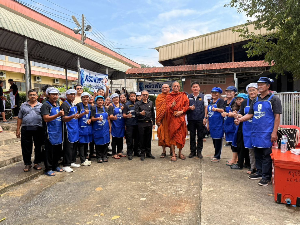 ผู้ว่าฯพังงา ลงพื้นที่หาดใหญ่ เยี่ยมทีมแม่ครัวจิตอาสาแจกอาหาร เติมพลังใจช่วยผู้ประสบภัย