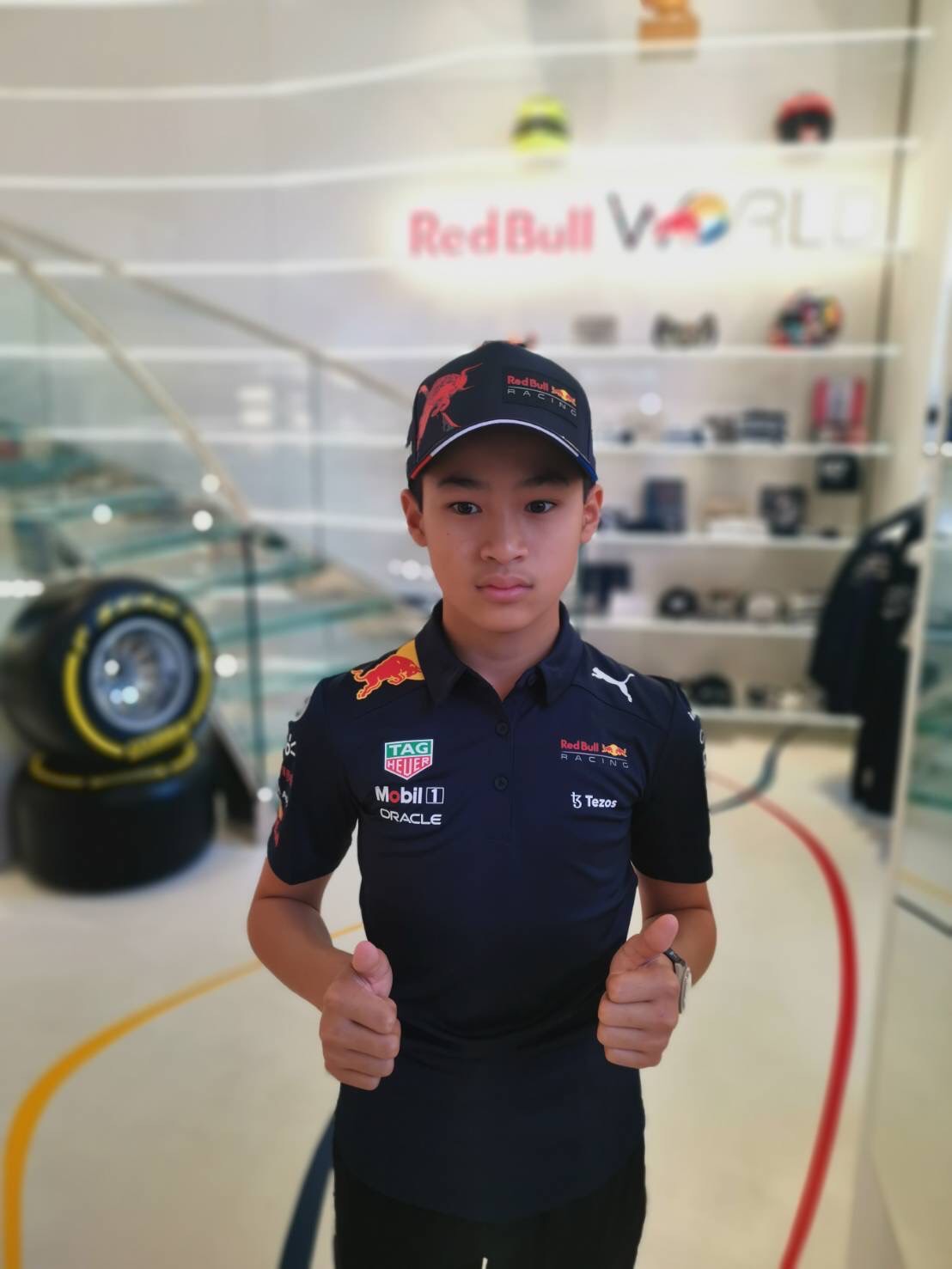 นายกฯ ชื่นชม “น้องเอ็นโซ่ ธารวณิชกุล” แชมป์โลกคาร์ทเป็นเยาวชนไทยคนแรกที่ได้เซ็นสัญญาร่วมทีม "เรดบูลล์ จูเนียร์" ทีมแข่งรถระดับโลก