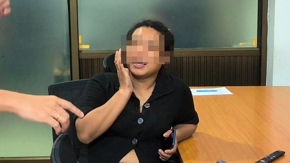 ดวงซวย! สาวแท็กซี่แจ้งความรถชนแล้วหนี สุดช็อกถูกจับคาโรงพัก พบหมายจับคดีบัญชีม้า