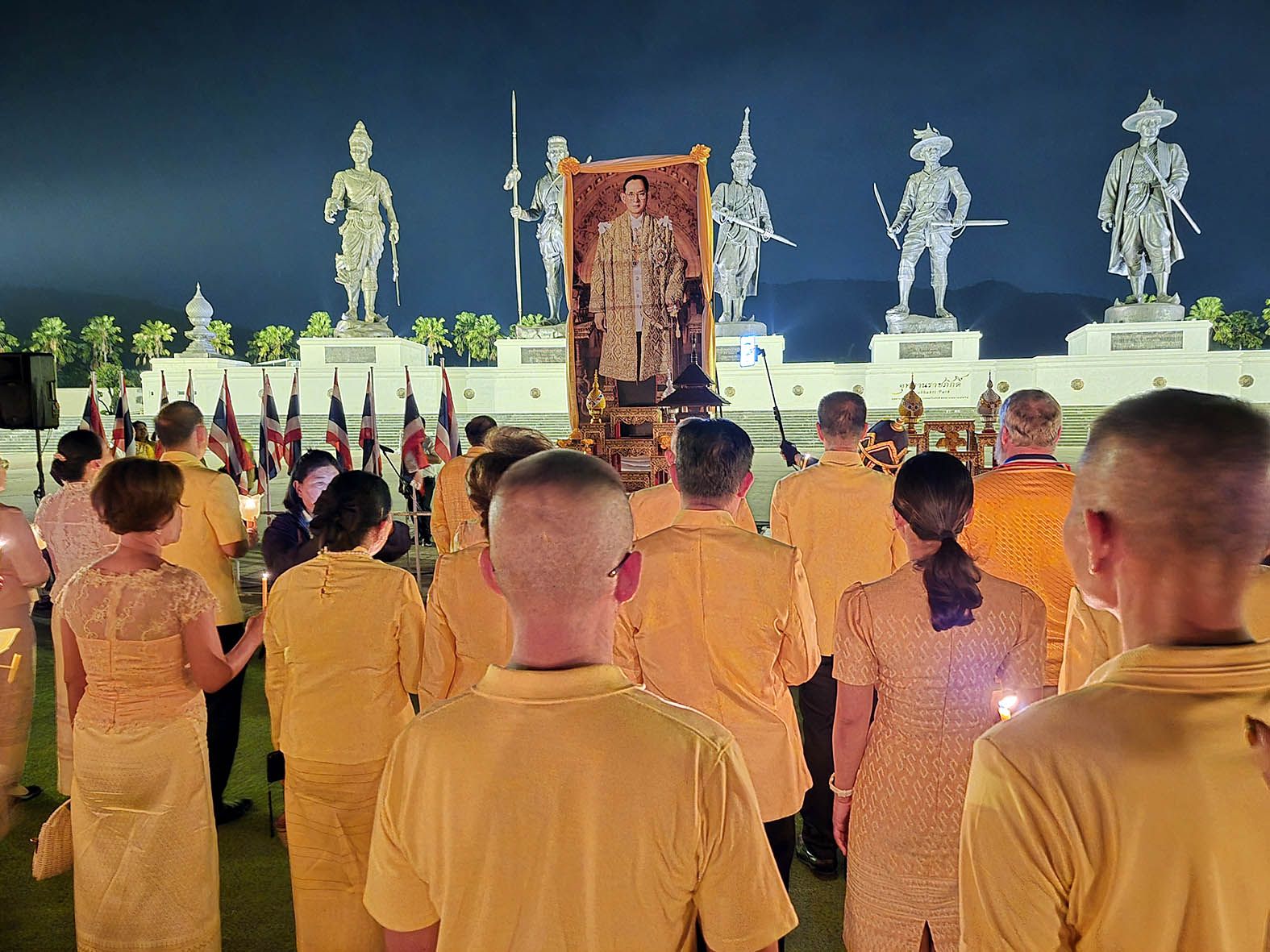 ประจวบจุดเทียนน้อมรำลึก"รัชกาลที่ 9"พร้อมนางรำนับร้อยชีวิตรำถวายที่อุทยานราชภักดิ์เนื่องในวันพ่อแห่งชาติ