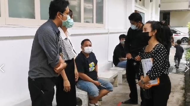 "ครอบครัวเศร้า" เข้ารับ​ 5  ศพผู้เสียชีวิต​ กระบะชนเสาไฟฟ้า​ย่านรัชดา​ กลับบ้านเกิด​ 