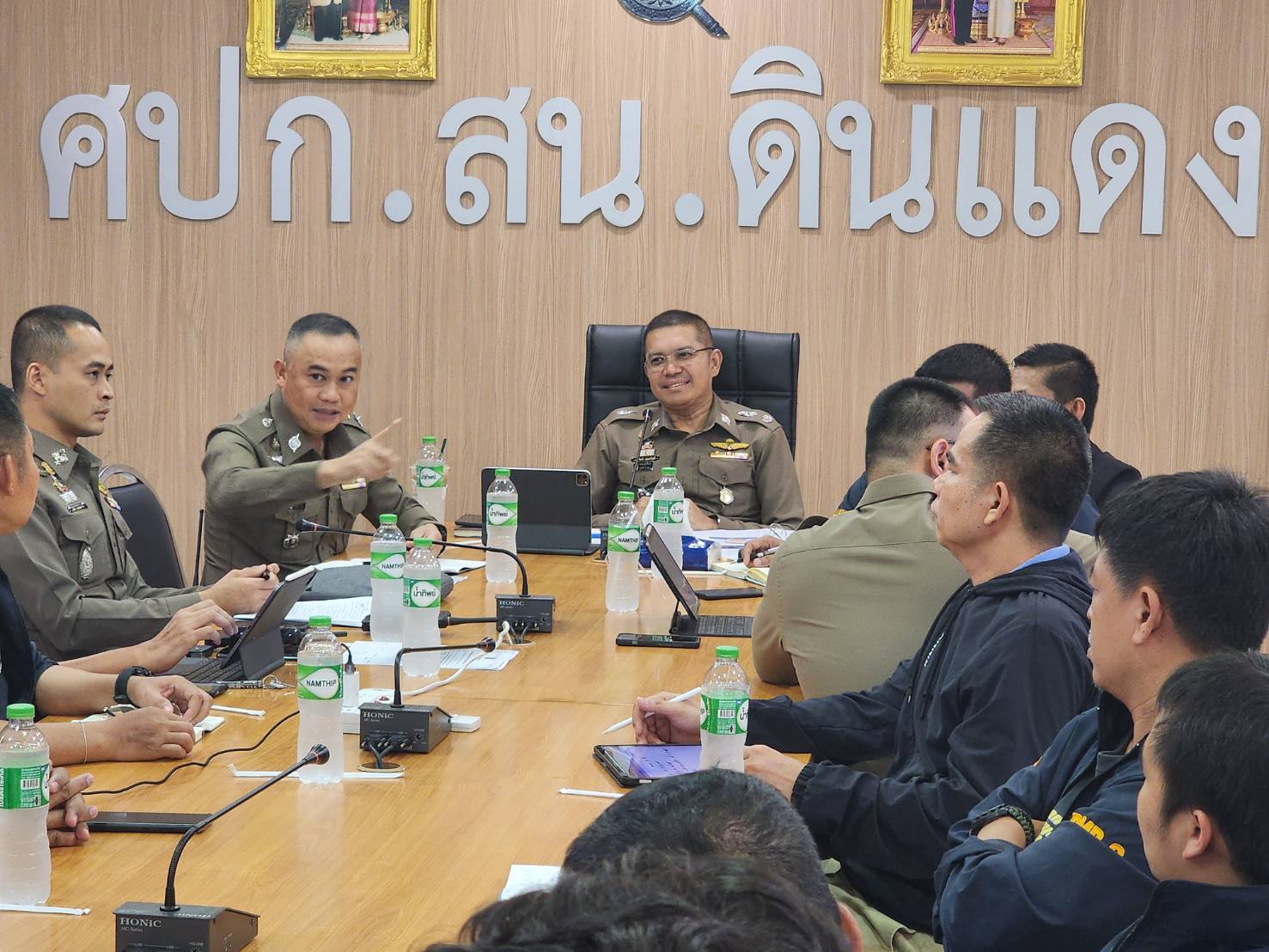 รองนพฯ เรียกประชุมเร่งติดตาม 3 คนร้าย ลักพาตัวนักท่องเที่ยวชาวจีน อุ้มรีดทรัพย์กว่า 2.5 ล้าน