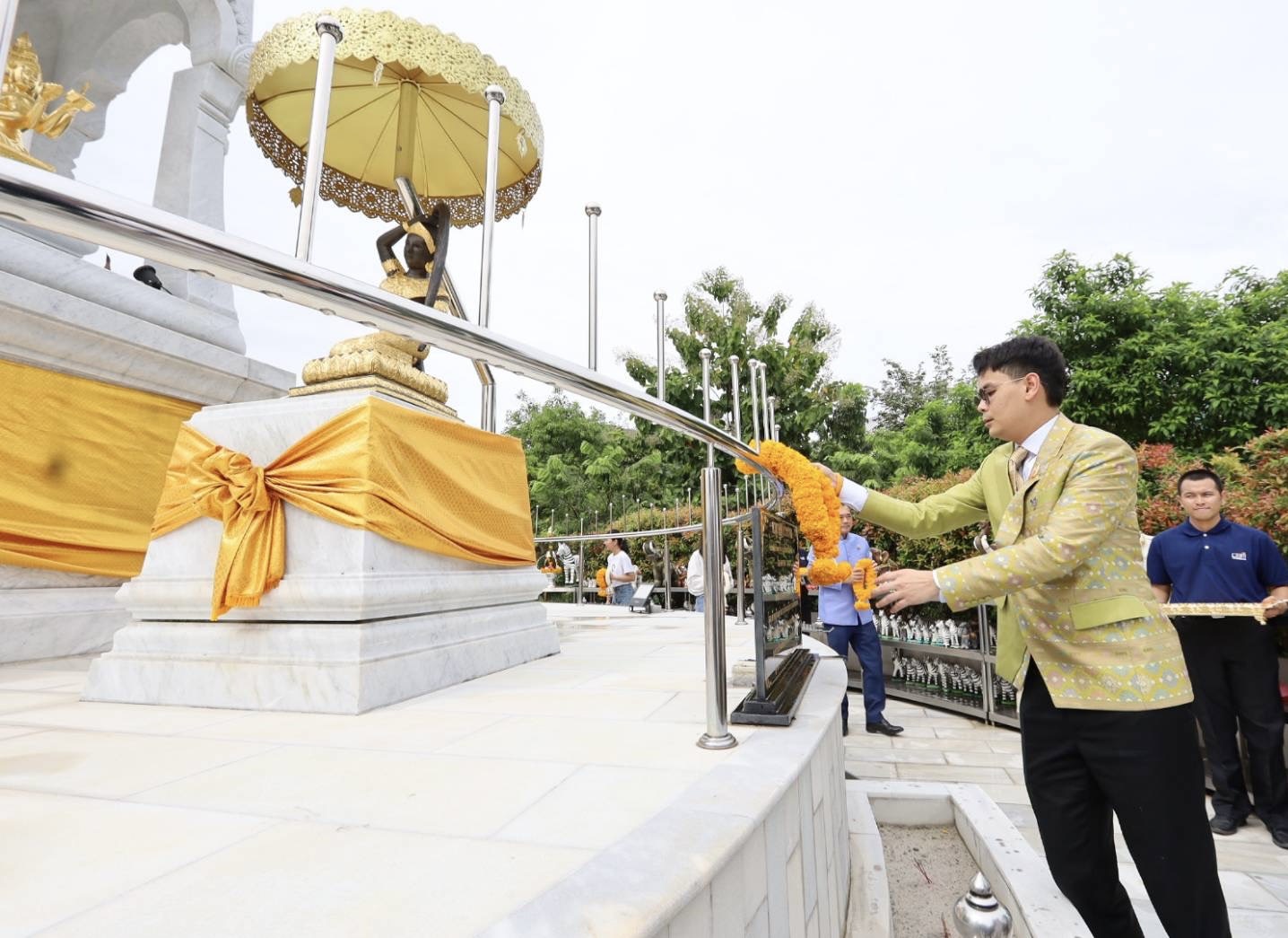 "ไชยชนก" รมว.ดีอี สักการะศาลพระพรหม ก่อนเข้าทำงานกระทรวง