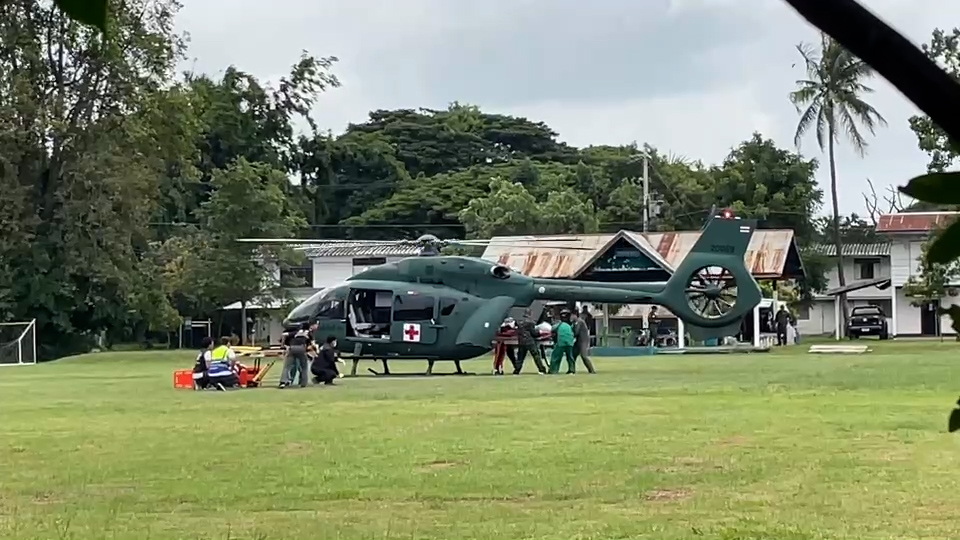 เฮลิคอปเตอร์บินส่งทหารไทยบาดเจ็บสาหัสจากการสู้รบกับกัมพูชาในพื้นที่ชายแดนด้านอำเภอภูสิงห์ จ.ศรีสะเกษ 1  นาย 