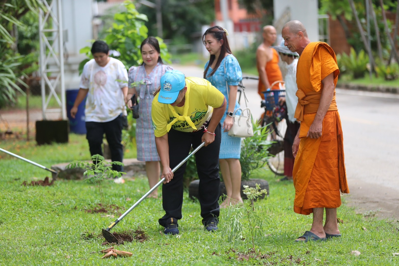 พระ-ญาติโยม-นักเรียน ทำบุญปลูกต้นไม้ วันวิสาขบูชาวันต้นไม้ประจำปีของชาติ 