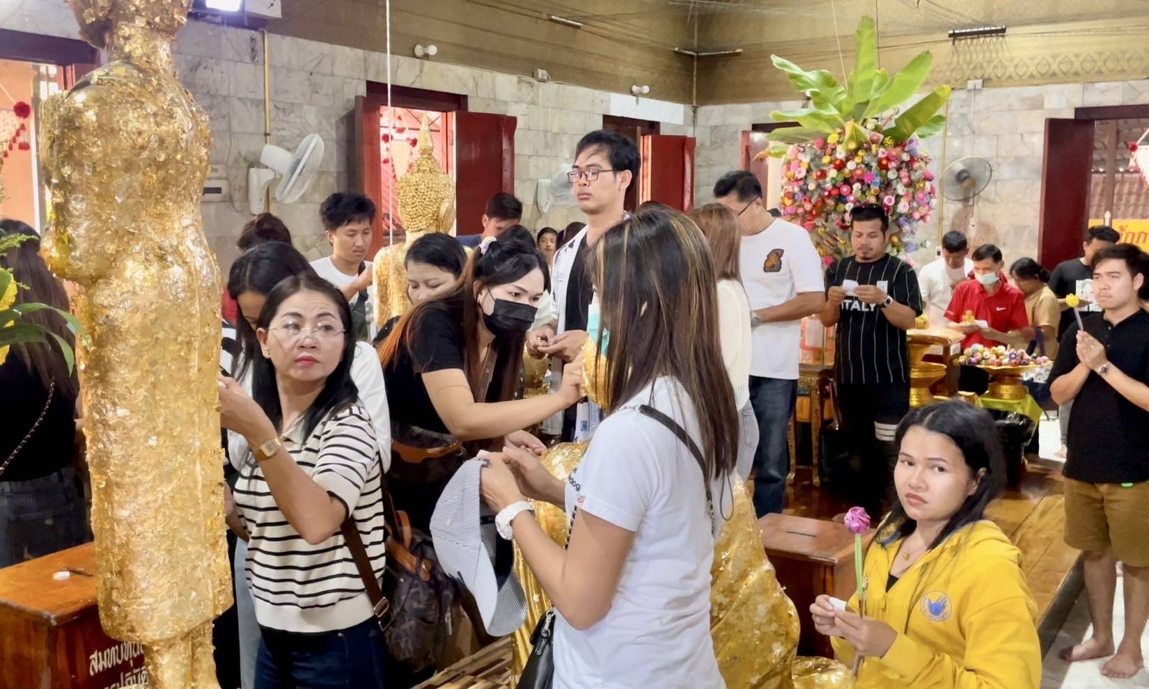 ประชาชนแห่ขอพร “หลวงพ่อปากแดง” ไม่พลาดส่องเลขอ่างน้ำมนต์ เสี่ยงโชค