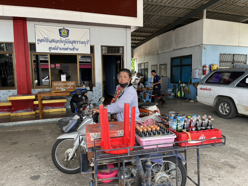 ขายไข่ปิ้งเลี้ยงชีพ แต่หัวใจไม่ทิ้งฝัน! วัย 67 วอนขอโอกาสขึ้นเวทีร้องเพลง 