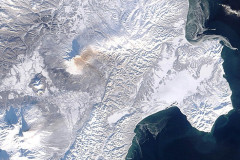 ภาพถ่ายดาวเทียมแสดงภูเขาไฟชิเวลุชของรัสเซีย (Photo : AFP)