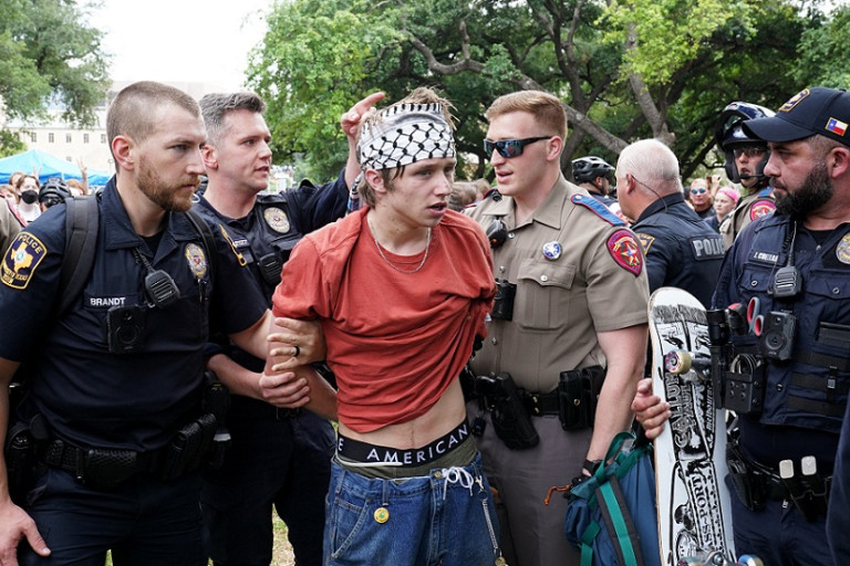 ตำรวจเทกซัสสลายการชุมนุมของกลุ่มนักศึกษาในมหาวิทยาลัยเทกซัส (Photo : AFP)