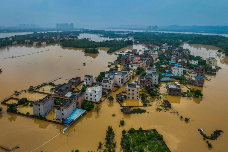อุทกภัยในจีน หลังฝนเทกระหน่ำลงมาอย่างหนัก จนทำให้เกิดน้ำท่วมสูงฉับพลัน (Photo : AFP)