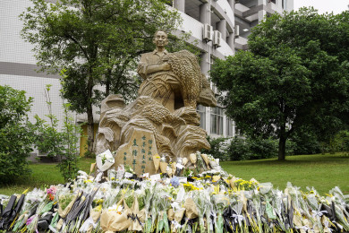 (22 พ.ค.) อาจารย์และนักศึกษาต่างนำดอกไม้มาวางไว้หน้ารูปปั้นแกะสลักของหยวน หลงผิงภายในมหาวิทยาลัยซีหนาน เพื่อแสดงความเคารพและอาลัย