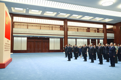 ประธานาธิบดี สี จิ้นผิง และคณะฯ ยกกำปั้นขวาขึ้น พร้อมนำกล่าวคําปฏิญาณ ที่หอนิทรรศการประวัติศาสตร์พรรคคอมมิวนิสต์จีน
