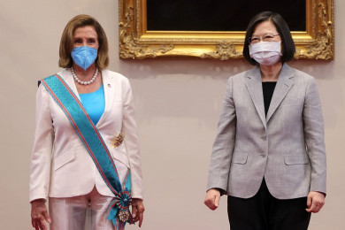 นางแนนซี เพโลซี ประธานสภาผู้แทนราษฎรสหรัฐฯ (ซ้าย) และประธานาธิบดีไช่ อิงเหวิน แห่งไต้หวัน (Photo : AFP)