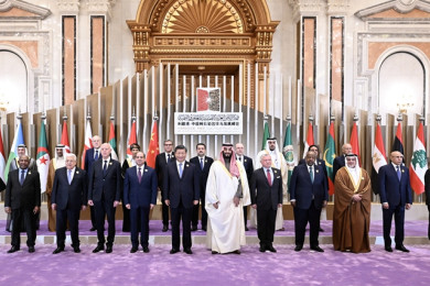 เมื่อบ่ายของวันที่ 9 ธ.ค. ตามเวลาท้องถิ่น การประชุมสุดยอดจีน-สหรัฐอาหรับ ครั้งที่ 1 จัดขึ้น ณ ห้องประชุมของศูนย์การประชุมนานาชาติ King Abdulaziz Center for World Culture เมืองริยาด โดยมีประธานาธิบดี สี จิ้นผิง และมกุฎราชกุมารมุฮัมมัด บิน ซัลมาน บิน อับดุลอะซีช อัลซะอูด รองนายกรัฐมนตรี ซาอุดีอาระเบีย ประธานาธิบดีอับเดล ฟัตตอห์ เอล-ซิซี และผู้นำจากองค์กรระหว่างประเทศ อาทิ ผู้นำจาก 21 ประเทศของสหรัฐอาหรับ รวมไปถึงเลขาธิการใหญ่สันนิบาตอาหรับ นายอาเหม็ด อาบัล กีต (ภาพจาก ซินหัว)