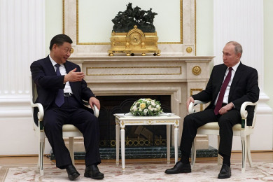 ประธานาธิบดีสี จิ้นผิง แห่งจีน (ซ้าย) พบปะกับประธานาธิบดีวลาดิเมียร์ ปูติน แห่งรัสเซีย ที่กรุงมอสโก (Photo : AFP)