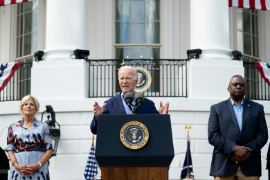 ประธานาธิบดีโจ ไบเดน ผู้นำสหรัฐฯ (คนกลาง) ปราศรัยเนื่องในวันชาติสหรัฐฯ (Photo : AFP)