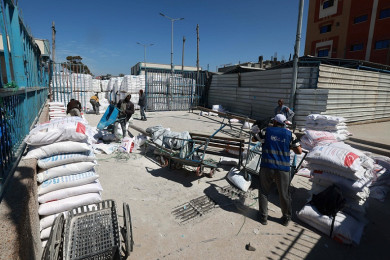 ศูนย์แจกจ่ายอาหารของยูเอ็นอาร์ดับเบิลยูเอในเมืองราฟาห์ ทางตอนใต้ของฉนวนกาซา (Photo : AFP)