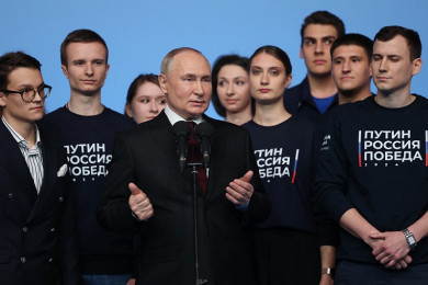 ประธานาธิบดีวลาดิเมียร์ ปูติน ผู้นำรัสเซีย กับทีมงานที่เป็นคนหนุ่มสาวรุ่นใหม่ (Photo : AFP)