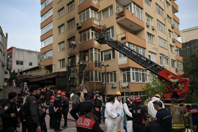 สภาพความเสียหายของอาคารที่ตั้งไนต์คลับ ในนครอิสตันบูล ประเทศุรเคีย ที่เกิดเพลิงไหม้ (Photo : AFP)