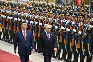 ประธานาธิบดีวลาดิเมียร์ ปูติน ผู้นำรัสเซีย (ขวา) เดินทางเยือนจีน โดยประธานาธิบดีสี จิ้นผิง ผู้นำจีน ให้การต้อนรับ (Photo : AFP)