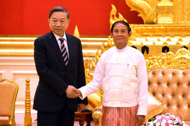 พล.ต.อ.โต เลิม (ซ้าย) ประธานาธิบดีคนใหม่ของเวียดนาม เมื่อครั้งเดินทางเยือนเมียนมา (Photo : AFP)